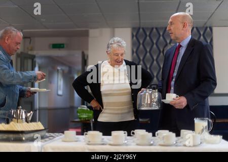 Dunfermline Scozia, Regno Unito, aprile 04 2022. John Healey MP, Segretario di Stato Shadow del lavoro per la Difesa, si unisce ad Anas Sarwar in una visita al Royal British Legion Dunfermline Club dove incontrano i membri e discutono dell’impatto che il costo della vita ha avuto sui veterani e sulle loro famiglie. Credit sst/alamy live news Foto Stock