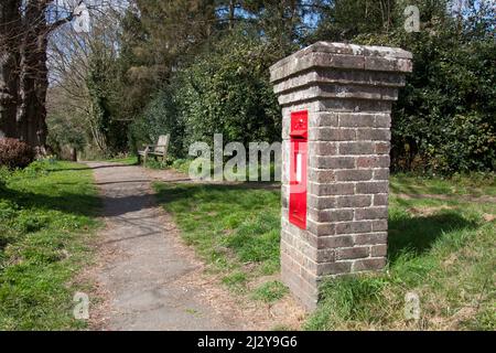 Letterbox georgiano su colonna di mattoni, Balcombe, West Sussex [RH17 144D] Foto Stock