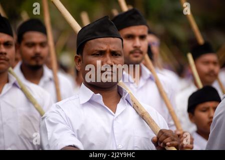 I volontari di Rashtriya Swayamsevak Sangh (RSS) partecipano ad un evento annuale, a Guwahati, Assam, India domenica 3 aprile, 2022. Il Rashtriya Swayamsevak Sangh è un'organizzazione di volontariato nazionalista e paramilitare indù. Foto Stock