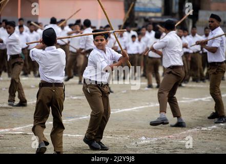 I volontari di Rashtriya Swayamsevak Sangh (RSS) partecipano ad un evento annuale, a Guwahati, Assam, India domenica 3 aprile, 2022. Il Rashtriya Swayamsevak Sangh è un'organizzazione di volontariato nazionalista e paramilitare indù. Foto Stock