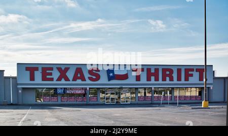 Houston, Texas USA 11-12-2021: Esterno del negozio Texas Thrift e parcheggio vuoto con spazio per fotocopie a Houston, Texas. Foto Stock