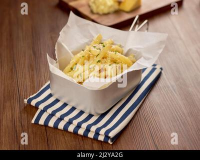 Tartufo Fries in un piatto isolato su tovagliolo di legno scuro tavolo vista laterale singapore cibo Foto Stock