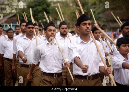 Guwahati, India. 3rd Apr 2022. I volontari di Rashtriya Swayamsevak Sangh (RSS) partecipano ad un evento annuale, a Guwahati, Assam, India domenica 3 aprile, 2022. Il Rashtriya Swayamsevak Sangh è un'organizzazione di volontariato nazionalista e paramilitare indù. (Credit Image: © David Talukdar/ZUMA Press Wire) Foto Stock