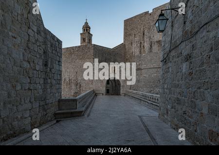 Al mattino presto attraverso le strade deserte della città vecchia di Dubrovnik, Dalmazia, Croazia. Foto Stock