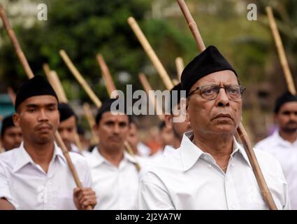 Guwahati, India. 3rd Apr 2022. I volontari di Rashtriya Swayamsevak Sangh (RSS) partecipano ad un evento annuale, a Guwahati, Assam, India domenica 3 aprile, 2022. Il Rashtriya Swayamsevak Sangh è un'organizzazione di volontariato nazionalista e paramilitare indù. (Credit Image: © David Talukdar/ZUMA Press Wire) Foto Stock