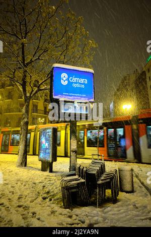 Immagine verticale di una città di notte in una tempesta invernale. Foto Stock