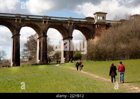 La gente che si avvicina al viadotto Balcombe costruito nel 1940 per la ferrovia da Londra a Brighton sorge a 92 piedi sopra la valle di Ouse, West Sussex, Inghilterra Foto Stock