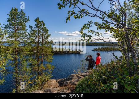 Tour in barca a Ukonkivi - Isola Sacra dei Sami nel lago Inari, Inari, Finlandia Foto Stock