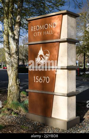 Redmond, WA, WA - 31 marzo 2022; Firma con il logo fuori dal municipio di Redmond nello stato di Washington Foto Stock