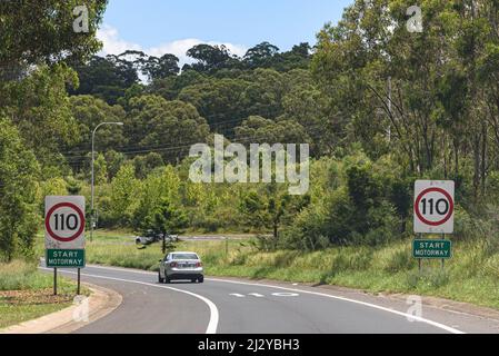 Un'auto che porta sulla M31 Hume Highway a Campbelltown, nuovo Galles del Sud Foto Stock