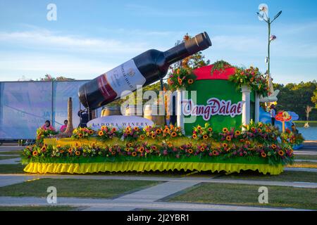 DALAT, VIETNAM - 28 DICEMBRE 2015: Un'installazione d'arte con una bottiglia enorme di vino nella presentazione della pianta di Dalat al festival dei fiori Foto Stock