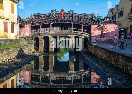 HOI AN, VIETNAM - 04 GENNAIO 2016: All'antico ponte giapponese in una serata di sole. Hoi An, Vietnam Foto Stock