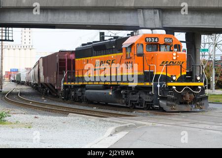 Seattle - 03 aprile 2022; treno merci BNSF in partenza da Harbour Island a Seattle Foto Stock