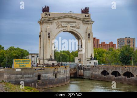 VOLGOGRAD, RUSSIA - 20 SETTEMBRE 2021: Vista sul canale Volga-Don, giorno d'autunno. Volgograd, Russia Foto Stock