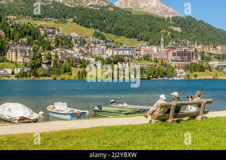 I turisti godono del sole sul lago di St. Moritz in primavera, Upper Engadin, Graubünden, Svizzera Foto Stock