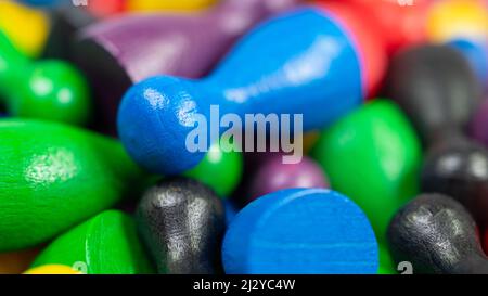 Un sacco di pezzi colorati per giochi da tavolo Foto Stock