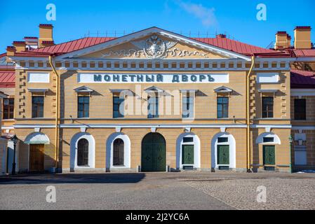 ST. PETERSBURG, RUSSIA - 03 APRILE 2022: Primo piano del vecchio edificio della zecca. San Pietroburgo Foto Stock