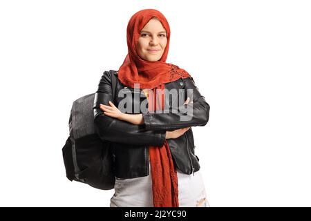 Studentessa femminile con un hijab che porta uno zaino e sorride alla fotocamera isolato su sfondo bianco Foto Stock