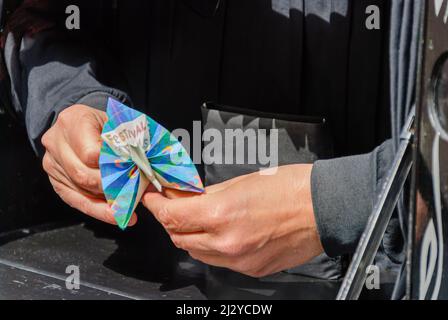 Belfast, Irlanda del Nord. 3rd maggio 2008. Un artista di strada intrattiene una folla piegando carta nell'arte tradizionale dell'origami giapponese nella forma di un uccello. Foto Stock