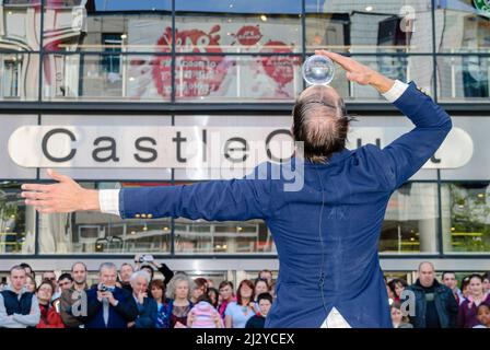 Belfast, Irlanda del Nord. 3rd maggio 2008. Un artista di strada bilancia una sfera di cristallo sulla fronte mentre si esibisce a un pubblico fuori dal centro commerciale Castle Court. Foto Stock