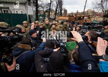 Il Presidente dell'Ucraina Volodymyr Zelenskyy ha visitato la città di Bucha nella regione di Kyiv, dove durante l'occupazione da parte delle truppe russe si sono avute uccisioni di massa di civili. Zelenskyy ha visitato il centro di aiuti umanitari e ha parlato con i residenti locali, il 04 aprile 2022. Il sindaco di Buca Anatoliy Fedoruk ha raccontato al presidente la situazione umanitaria nella città, i progressi della ricerca dei corpi dei morti, la valutazione dei danni causati dagli occupanti ai beni privati e comunali, e il ritmo di ricostruzione della città. Volodymyr Zelenskyy ha premiato Anatoliy Fedoruk con il Th Foto Stock