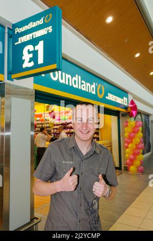 Andy Whyment, che interpreta il ruolo di Kirk Sutherland in Coronation Street, apre il nuovo negozio Poundland nel Centro Parco Foto Stock