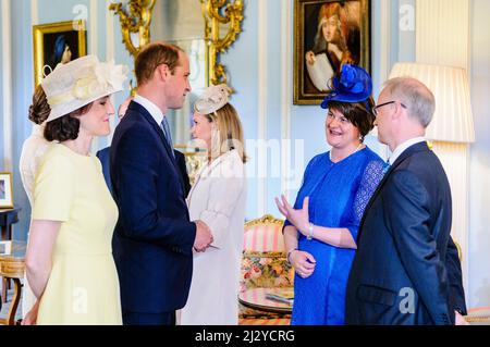 HILLSBOROUGH, IRLANDA DEL NORD. 14 GIU 2016: Prince William, il Duca di Cambridge, incontra il Primo Ministro Arlene Foster MLA come egli arriva al Segretario di Stato annuale del party in giardino. Foto Stock