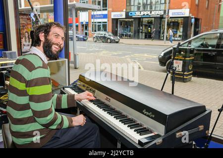 Belfast, Irlanda del Nord, Regno Unito, Regno Unito. 23rd marzo 2010. Matthew Bourne, vincitore del giovane Jazz Musican of the Year di Perrier, suona la tastiera del pianoforte durante un evento di beneficenza. Foto Stock