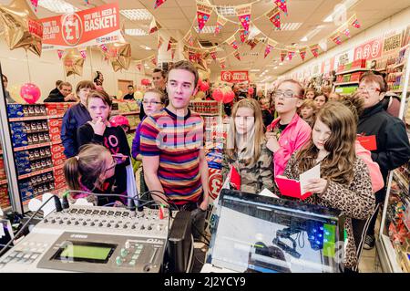 06/10/2012, Ballyclare - Jack P. Shepherd, noto anche come David Platt nella SOAP opera Coronation Street, apre il nuovo negozio Poundland a Ballyclare, County Antrim. Foto Stock