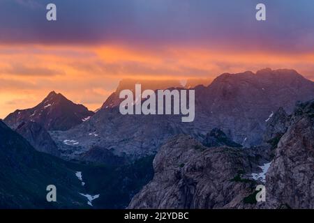 Umore nuvoloso a Kellerspitzen e Hohe Warte, da Bladner Joch, Alpi Carniche, Carinzia, Austria Foto Stock