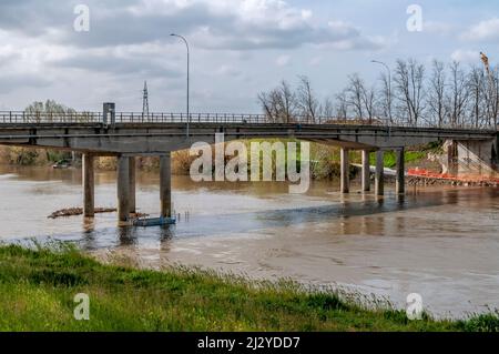 Il ponte sull'Arno di Calcinaia, Pisa, Italia, è chiuso per lavori di ristrutturazione e di rafforzamento Foto Stock