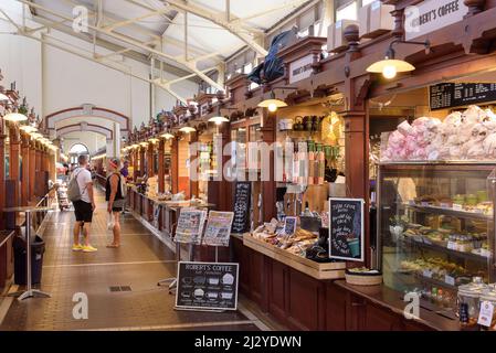 Il mercato di Vanha Kauppahalli nel porto di Helsinki, Finlandia, Foto Stock