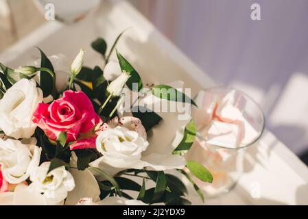 Composizione floreale di eustoma bianco e rose rosa Foto Stock