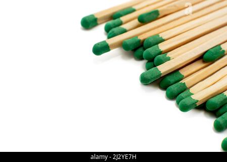 Il verde corrisponde a uno sfondo bianco. Isolare di partite per accendere un fuoco. Foto Stock