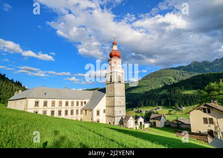 Chiesa di pellegrinaggio Maria Schnee con monastero di Servite, Maria Luggau, Lesachtal, Alpi Carniche, Carinzia, Austria Foto Stock