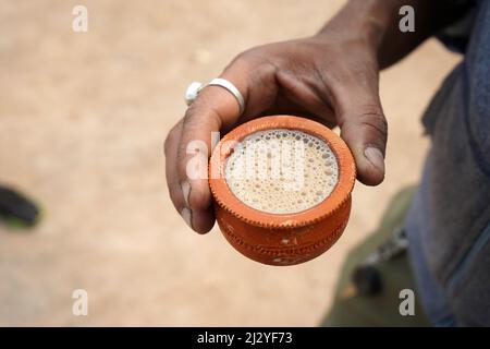 Tè servito in un vaso di fango Foto Stock