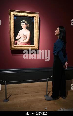 Londra, Regno Unito. (Imbarazzato fino alle 00,01 del 6th aprile 2022.) Anteprima stampa della mostra Credit Suisse : Raffaello, Gallerie First Floor, Galleria Nazionale, Trafalgar Square. Un dipendente di una galleria considera "Ritratto di una donna (la Fornarina)". Foto Stock