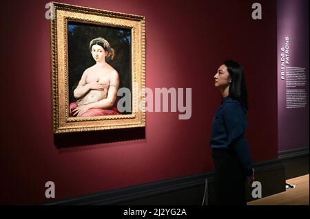 Londra, Regno Unito. (Imbarazzato fino alle 00,01 del 6th aprile 2022.) Anteprima stampa della mostra Credit Suisse : Raffaello, Gallerie First Floor, Galleria Nazionale, Trafalgar Square. Un dipendente di una galleria considera "Ritratto di una donna (la Fornarina)". Foto Stock