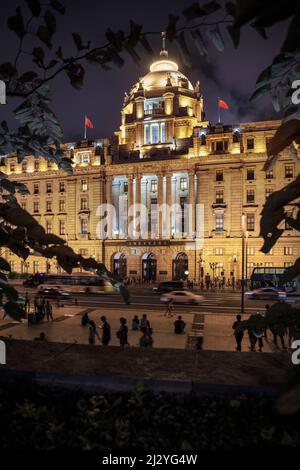 Edificio coloniale illuminato, il Bund, Shanghai, People&#39;s Repubblica di Cina, Asia Foto Stock