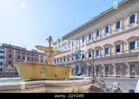 Roma, Piazza Farnese, Palazzo Farnese, fontane con vasche in granito Foto Stock