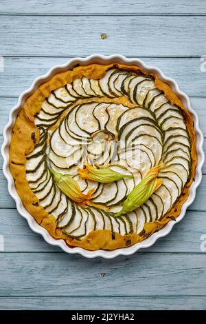 Deliziosa torta di zucchine all'aperto decorata con fiori di zucchine in forno Foto Stock