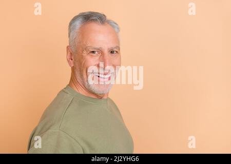 Profilo lato foto di uomo allegro maturo agente intelligente promoter indossare abiti casual isolato su sfondo di colore beige Foto Stock