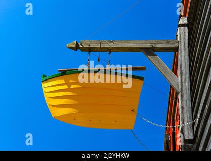 Piccola barca gialla che decora un ristorante, Shelburne, Nuova Scozia, Canada Foto Stock