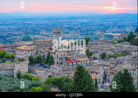 Tramonto con vista sul Duomo di San Rufino ad Assisi, provincia di Perugia, Umbria, Italia Foto Stock