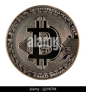immagine di una sigle bitcoin metallo isolato su bianco Foto Stock