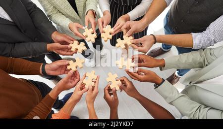 Sfondo banner con team di diversi uomini d'affari che si uniscono pezzi di puzzle jigsaw Foto Stock