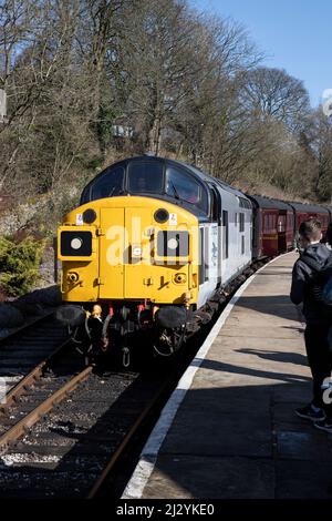 Classe 37 (British Railways Type 3) Diesel in avvicinamento alla stazione di Oxenhope sulla linea ferroviaria Worth Valley Heritage, West Yorkshire, Regno Unito Foto Stock