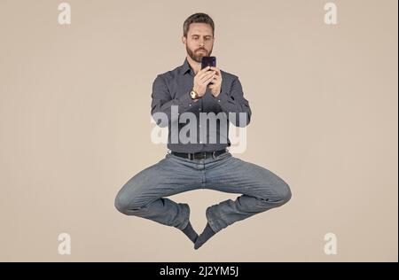 jump ceo meditating online. sms e messaggistica istantanea. yoga energico uomo d'affari chat online. Foto Stock