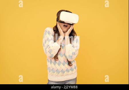 la ragazza ha stupito indossare occhiali vr utilizzando la tecnologia futura per l'istruzione in realtà virtuale, hmd Foto Stock