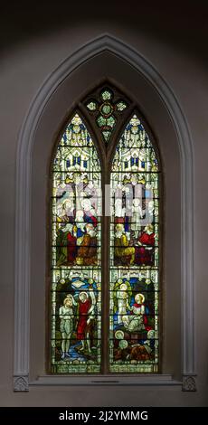 APPLEDORE, DEVON, INGHILTERRA - APRILE 2 2022: All'interno della chiesa parrocchiale di St Marys. Vetrata colorata. Foto Stock